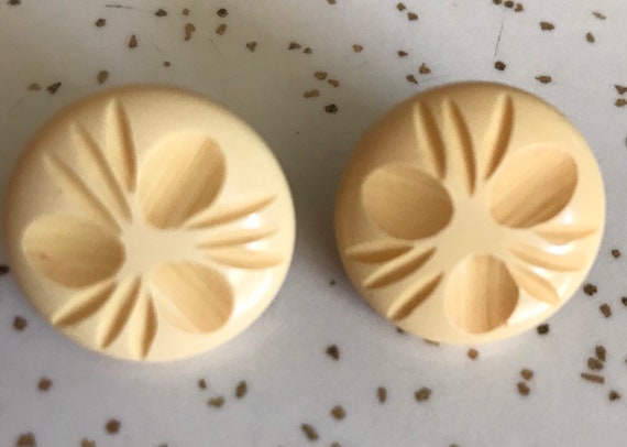 1940s Bakelite Cream Corn Clip On Earrings - Pin … - image 4