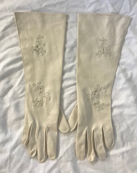 1950s Daisy Cutwork Embroidered Off White Gloves … - image 2