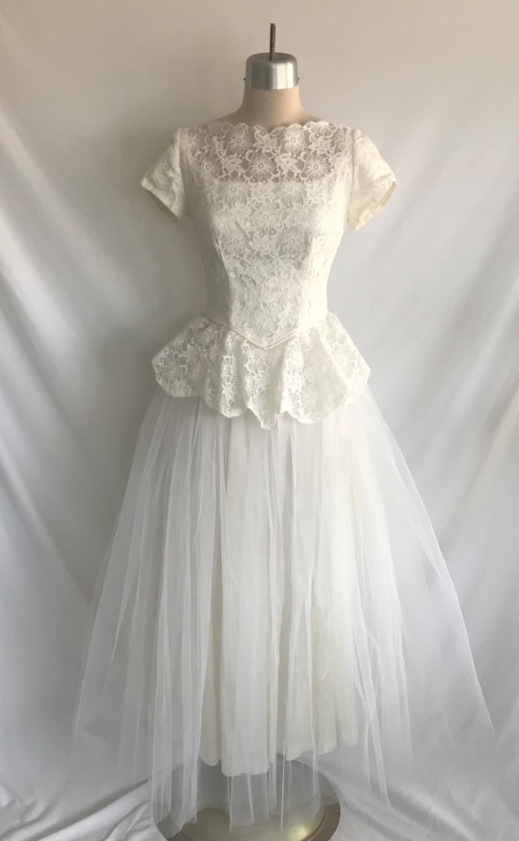 1950s Tulle and Lace Scalloped Peplum Wedding Gow… - image 3