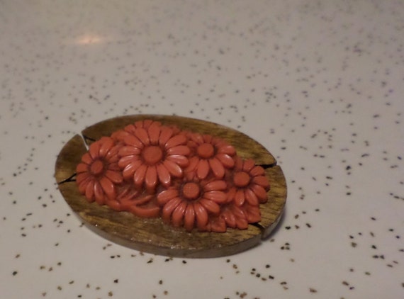 1940s Wood and Celluloid Daisy Brooch