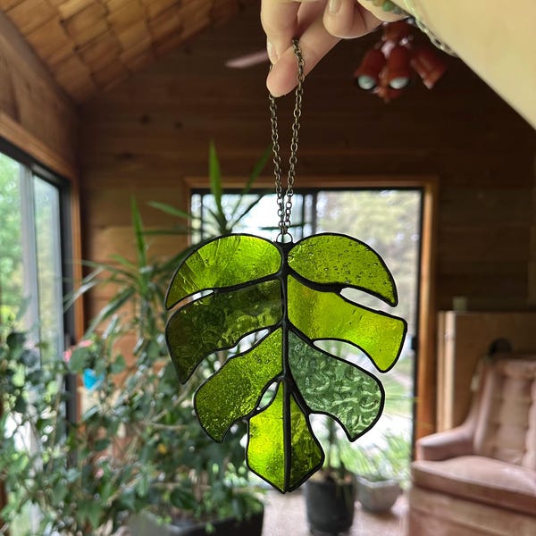 Atrapasueños colgante de vitral con hojas de monstera hecho a mano