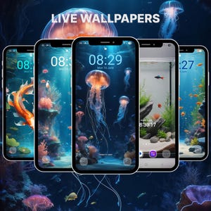 Op de afbeelding: Vijf smartphones met live wallpapers met aquatische thema's. De schermen tonen kwallen, vissen en koraalriffen. De tekst "LIVE WALLPAPERS" staat bovenaan. De tijd en datum zijn zichtbaar op sommige schermen.