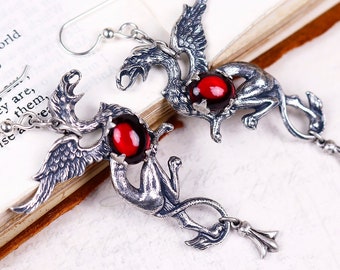 Boucles d'oreilles Gryffon rouge, Bijoux Griffin, Griffon médiéval, Héraldique, Bijoux Renaissance, Costume Tudor, Mariage Ren Faire, Mythologie, E22