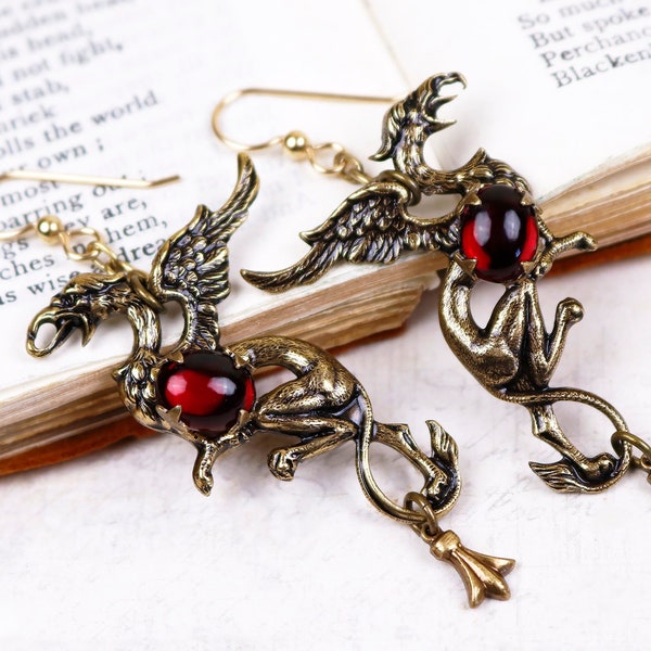 Pendientes de grifo rojo, joyería de grifo, grifo medieval, heráldica, joyería renacentista, traje de Tudor, boda Ren Faire, mitología, E22