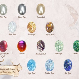Pu&ograve; includere: Una tabella colori di cabochon artistici di Rabbitwood and Reason, con varie gemme di forma ovale. I colori includono bianco, argento, crema, cristallo, neve, pesca, topazio, respiro del drago, vulcano, ametista, menta, smeraldo, acqua, blu ghiaccio, mare e blu bermuda.
