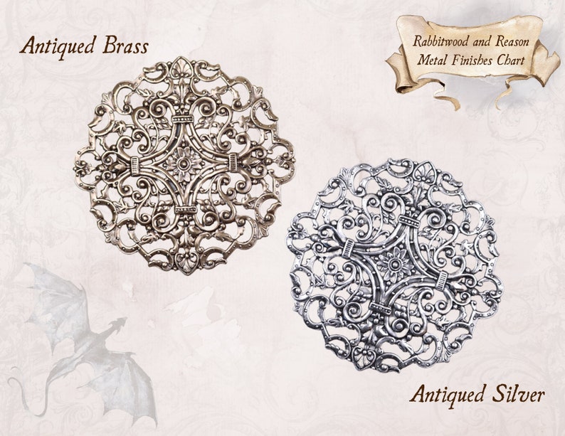 Pu&ograve; includere: Immagine che mostra due finiture metalliche decorative: Ottone Antico e Argento Antico. La finitura in ottone ha un aspetto caldo e invecchiato, mentre la finitura in argento offre un aspetto brillante e lucido. Il design presenta intricati motivi a spirale. Il testo "Rabbitwood and Reason Metal Finishes Chart" &egrave; visibile.