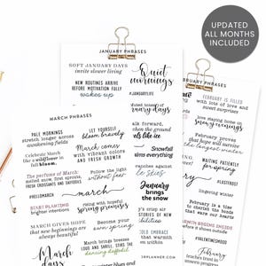 Peut inclure: Trois feuilles de papier blanc maintenues par des pinces dorées, présentant du texte imprimé en noir classé par mois. Les feuilles affichent des phrases pour janvier, février et mars, incluant des citations comme Quiet mornings et March gives hope.