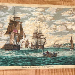 Può includere: Un arazzo vintage che rappresenta una scena di navi in mare. L'arazzo presenta una grande nave in primo piano con navi più piccole sullo sfondo. Il cielo è azzurro con nuvole bianche. L'acqua è blu scuro con creste bianche. L'arazzo è incorniciato in una cornice di legno. Il testo "'Indiamen at Cronstadt after W.J. Huggins 1827'" è stampato nella parte inferiore dell'arazzo.