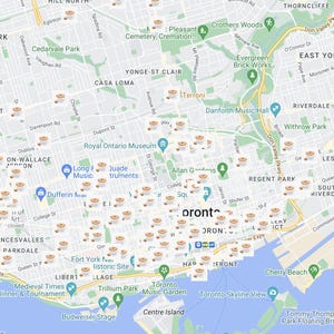 Może przedstawiać: Mapa Toronto, Kanada, pokazujący dzielnice i punkty orientacyjne miasta. Mapa jest wyśrodkowana na centrum miasta, a w centrum widoczne jest słowo "oront* ". Mapa jest nałożona na siatkę małych pomarańczowych znaczników, prawdopodobnie reprezentujących punkty zainteresowania.