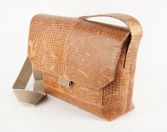 Unisex messenger bag "Soul" with front pocket/textured Italian leather/suede lining/adjustable shoulder strap/unisex/handmade in Canada
