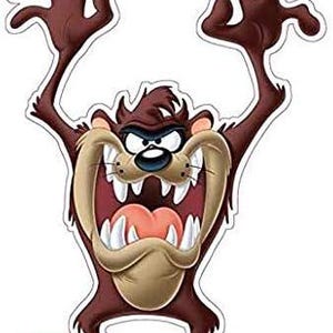 Puede incluir: Una pegatina troquelada que muestra al personaje de dibujos animados Demonio de Tasmania con pelaje marrón, brazos levantados y la boca abierta mostrando dientes blancos afilados y una lengua rosa. Tiene un hocico color canela y nariz negra.