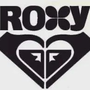 Puede incluir: Un letrero de madera rústico con el texto "Welcome to our porch" en letras blancas. El letrero presenta un acabado envejecido y un diseño sencillo y acogedor, ideal para la decoración exterior.