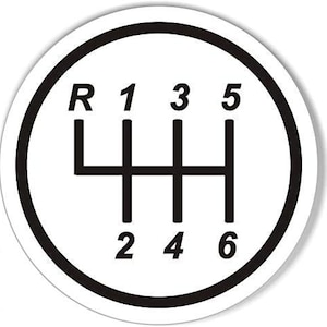 Pode incluir: Um autocolante circular com um padrão de caixa de velocidades manual a preto e branco. O design apresenta as letras R, 1, 3, 5 no topo e 2, 4, 6 na parte inferior, ligadas por uma linha horizontal central dentro de uma borda preta.