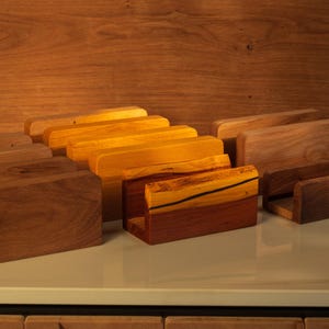 Può includere: Un cartello in legno rustico con la scritta "Welcome to our home" in lettere bianche. Il cartello presenta una finitura invecchiata e un design semplice e invitante, ideale per l'arredamento dell'ingresso.