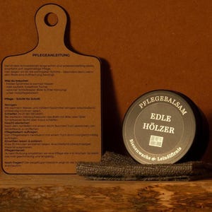 Mehrere Dosen Pflegebalsam auf Holz, Pflegewachs mit Bienenwachs und Leinöl