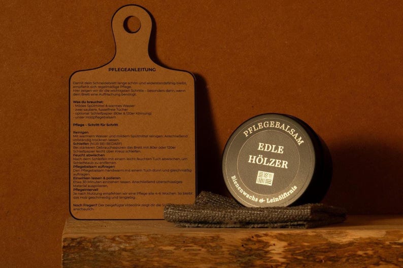 Mehrere Dosen Pflegebalsam auf Holz, Pflegewachs mit Bienenwachs und Leinöl