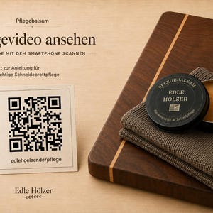 Pflegewachs wird mit einem Tuch auf Holz aufgetragen, Anwendung für Küchenholz und Schneidebrett