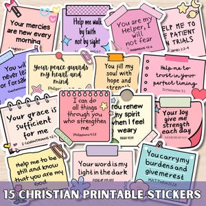 Puede incluir: Quince pegatinas imprimibles con citas cristianas y versículos bíblicos. Las pegatinas son de varios colores, incluyendo rosa, amarillo y azul. Cada pegatina presenta una cita diferente, como "Tus misericordias son nuevas cada mañana" y "Ayúdame a confiar en tu tiempo perfecto."