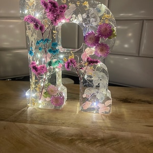Letra de resina personalizada de 18 cm con flores secas, inicial personalizada, decoración para estantes, inauguración de la casa, cumpleaños, regalo para ella o novia.