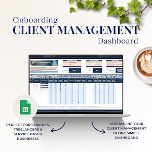 以下が含まれることがあります： クライアント管理ダッシュボードとクライアント追跡シートが表示された、青と白のラップトップコンピューターの画面。ダッシュボードには、オンボーディング、クライアントサマリー、アクションアイテムのセクションが含まれています。画像の上部には「Onboarding Client Management Dashboard」というテキストが表示されています。