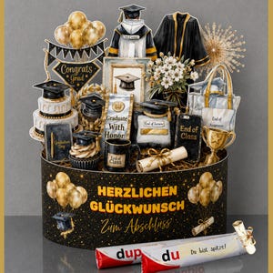 Könnte beinhalten: Ein Geschenk-Korb zum Thema Abschlussfeier in Schwarz und Gold. Er enthält einen Kuchen, Cupcakes, eine Tasse, ein Diplom und andere festliche Artikel. Der Korb ist mit Luftballons und den Worten "Herzlichen Glückwunsch Zum Abschluss" verziert.