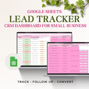 Pode incluir: Um painel de CRM de rastreamento de leads do Google Sheets para pequenas empresas exibido em duas telas de laptop. A interface apresenta colunas rosas e brancas para rastrear datas, status, notas de interação e preferências pessoais.