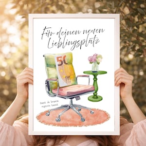 Pode incluir: Uma ilustração em aguarela emoldurada apresentando uma cadeira de escritório giratória com uma nota de 50 euros no encosto, uma pequena mesa lateral verde com um vaso de flores e um tapete redondo. O texto diz "Für deinen neuen Lieblingsplatz" e "Damit du bequem regieren kannst."