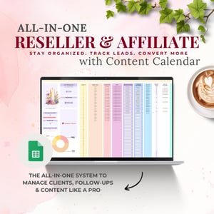 Könnte beinhalten: Ein Laptop zeigt eine Tabelle mit pastellfarbenen Spalten, floralen Details und dem Text "ALL-IN-ONE RESELLER & AFFILIATE". Der Bildschirm zeigt Daten und ein Kreisdiagramm. Rechts befindet sich eine Kaffeetasse mit Latte Art. Das Bild bewirbt ein Content-Kalender-System.