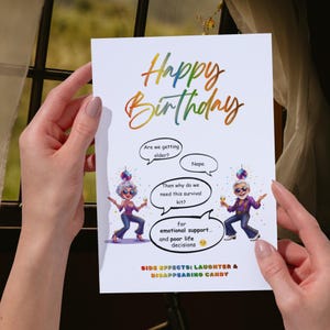 Könnte beinhalten: Eine weiße Geburtstagskarte mit dem Text "Happy Birthday" in Regenbogenfarben. Die Karte zeigt Cartoon-Illustrationen und Sprechblasen mit humorvollem Text über das Älterwerden und ein "Survival-Kit".