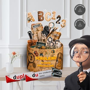 May include: A themed box with the words "SCHULKIND MISSION EINSCHULUNG!" and "Dein Schulabenteuer startet!" A child with a magnifying glass is looking at the box. The box is filled with miniature travel-themed items.
