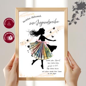 Puede incluir: Una impresión enmarcada con la silueta negra de una persona con cabello largo y tacones altos, vistiendo una falda hecha de billetes plegados. El texto dice Herzlichen Glückwunsch zur Jugendweihe e incluye una cita en alemán.