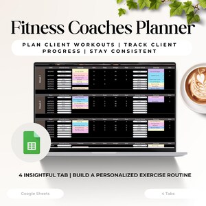 Könnte beinhalten: Ein Laptop mit einem Fitness-Coaches-Planer mit Trainingsverfolgung und Kundenfortschrittsfunktionen. Der Bildschirm zeigt eine detaillierte Übungsroutine-Vorlage. Das Bild enthält den Text "Fitness Coaches Planner" und "4 aufschlussreiche Registerkarten". Eine Tasse Kaffee ist im Hintergrund.