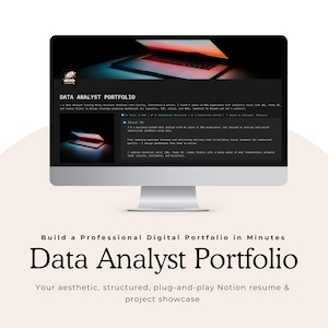 以下が含まれることがあります： データアナリストのポートフォリオウェブサイトが表示されたコンピューターモニター。画面には、テキストと画像が表示されたダークテーマのウェブサイトが表示されています。モニターの下には、「Build a Professional Digital Portfolio in Minutes」と「Data Analyst Portfolio」というテキストが表示されています。