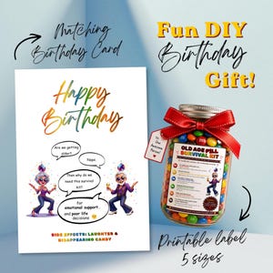 Könnte beinhalten: Eine Geburtstagskarte mit den Worten "Happy Birthday" in Regenbogenfarben und ein Glas mit Süßigkeiten mit der Aufschrift "Old Age Pill Survival Kit" mit einer roten Schleife. Die Karte hat einen Cartoon mit dem Text "Are we getting older? Nope."