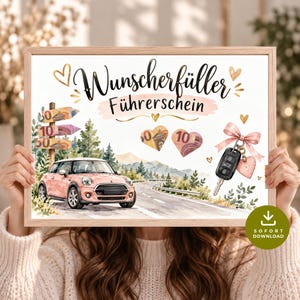 Könnte beinhalten: Ein gerahmter Druck mit einem rosa Auto auf einer Straße, einem Wegweiser aus Holz mit Geldscheinen, zwei herzförmigen Geldscheinen und einem Autoschlüssel mit rosa Schleife. Der Text lautet "Wunscherfüller Führerschein" mit goldenen Herzen.