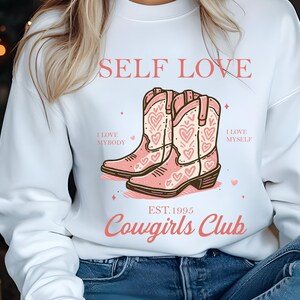 Clube de cowgirls com amor próprio png. Botas de cowgirl com corações png. Design fofo de garota. Clube de cowgirls png.