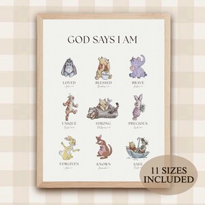 Op de afbeelding: Een ingelijste print met Winnie de Poeh-personages en de tekst "GOD SAYS I AM". Elk personage is gekoppeld aan een positief woord zoals "GELIEFDE" en "MOEDIG". De print bevat ook de tekst "11 MATEN INBEGREPEN".
