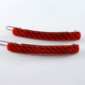 Par de presilhas de cabelo vintage feitas na França, fecho superior de plástico vermelho e prateado, 1/4" x 2 1/8"