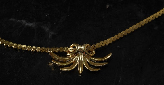Vintage Ladies Necklace Palm Pendant 14" Gold Ton… - image 1