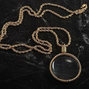 Vintage Magnifying Monocle 1970's Fashion Accessory Necklace Magnifier Tono dorado
