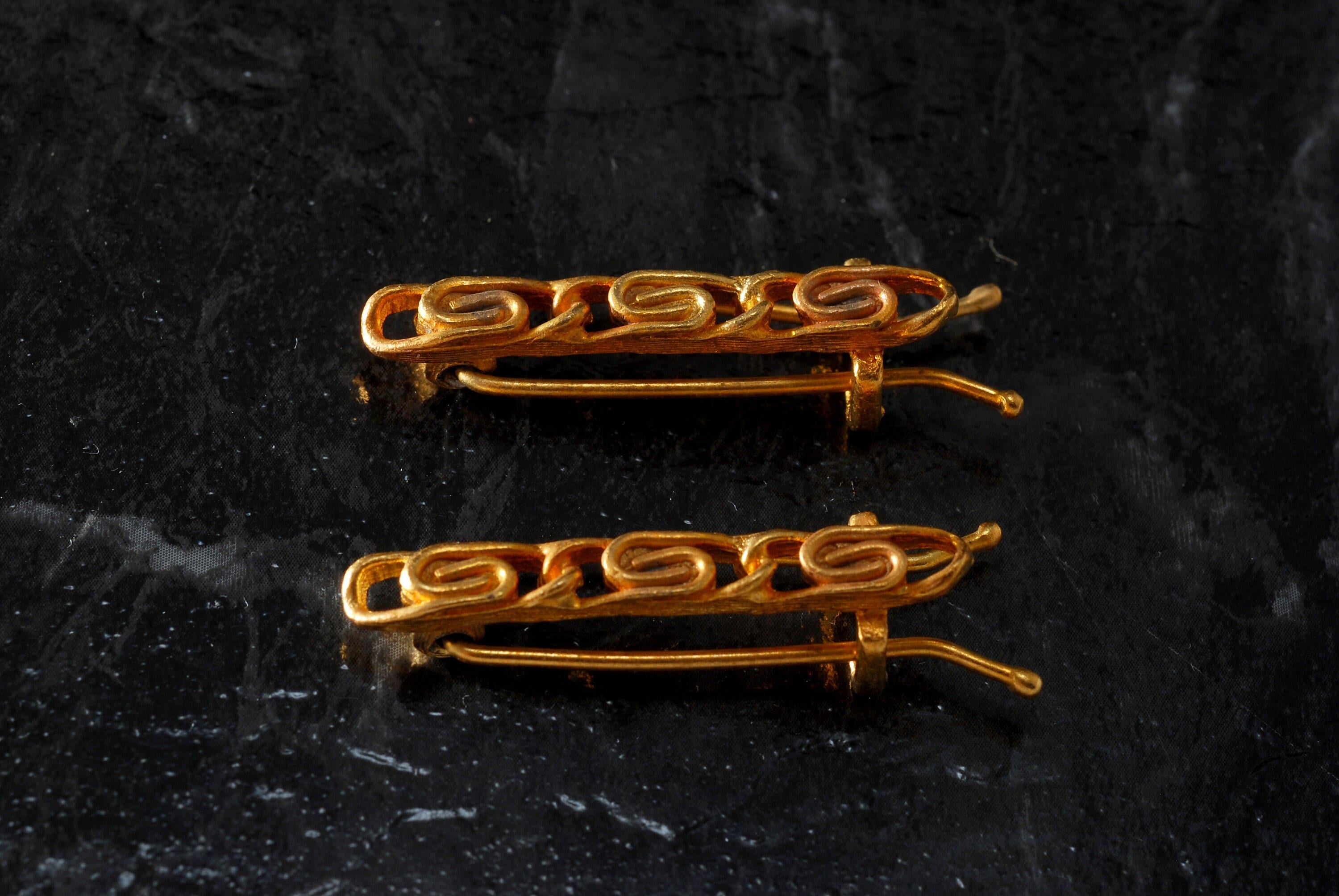 Versace Greca Medusa rhinestone-embellished Hair Clip - Gold