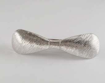 Haarspeldje zilverkleurige metalen gestreepte strik ontwerp haaraccessoire druksluiting 1" x 3 1/4"