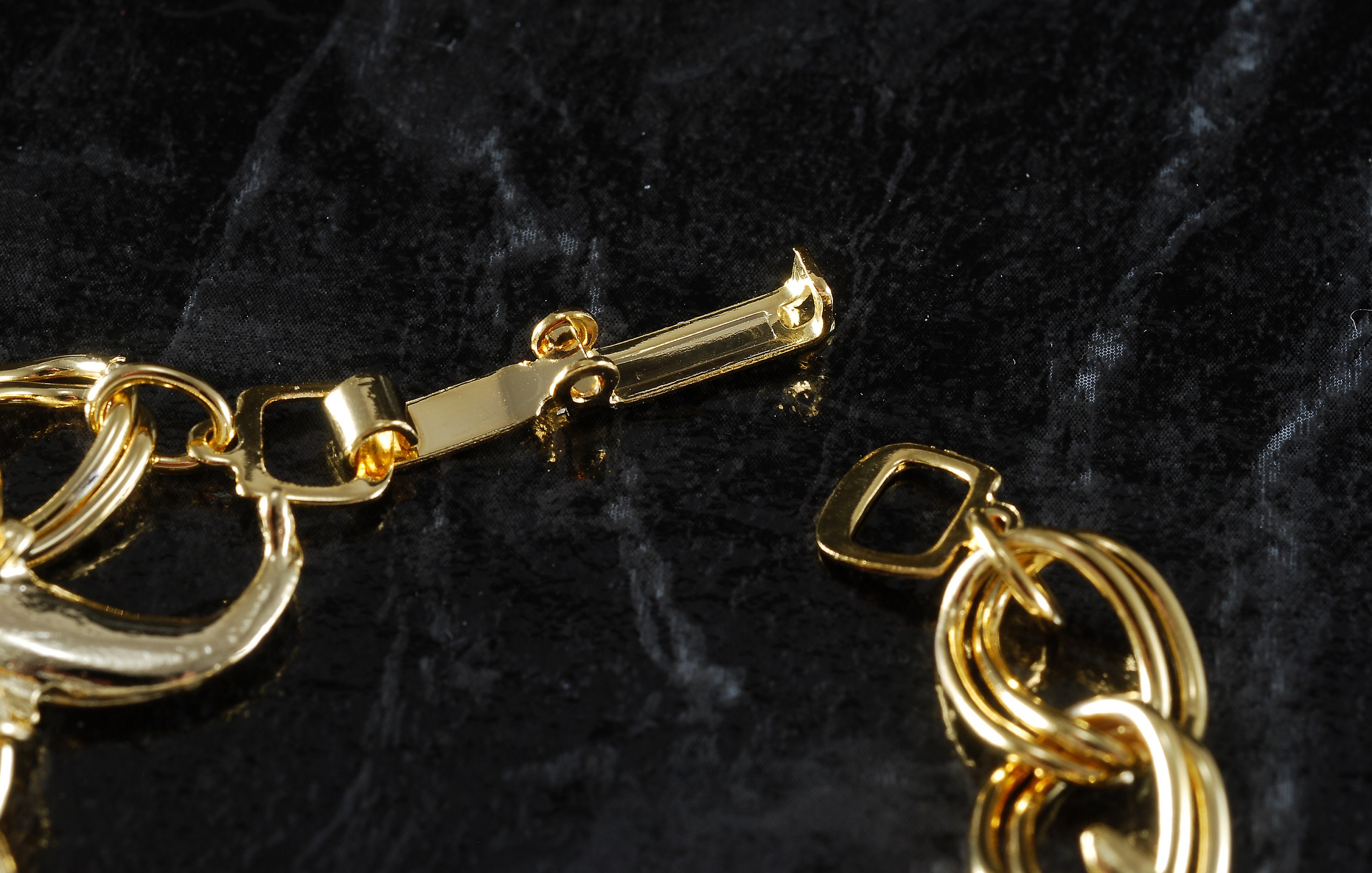 Vintage Charm Bracelet Dolphin Gold Tone Metal Chain Link Vintage Charm Bracelet Dolphin Gold Tone Metal Chain Link
