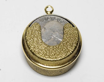 Vintage 1970&#39;s Brass Metal Quarter Holder Dispenser Pendant Jewelry