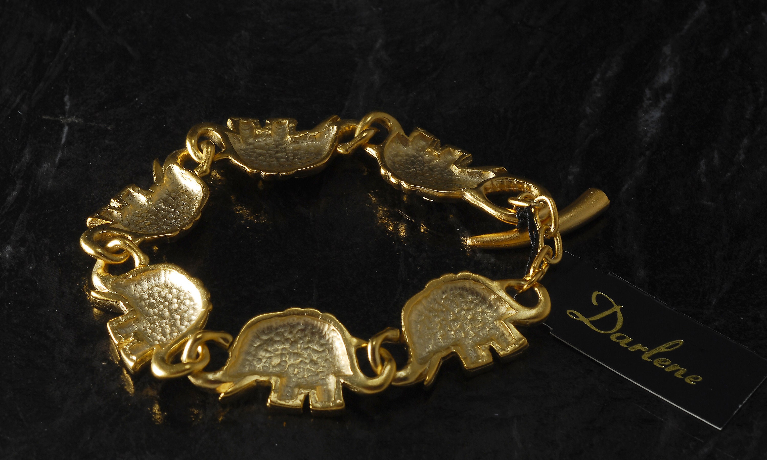 Elephant Family Bangle Cuff Bracelet In Silver | Animal Jewelry – DOTOLY - Foto 4