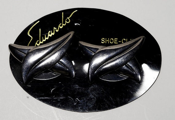 Very vintage silver tone shoe clips 1960s Shoe Clips Antiqued Silver Tone Vintage Filigree Cameo  main image 3