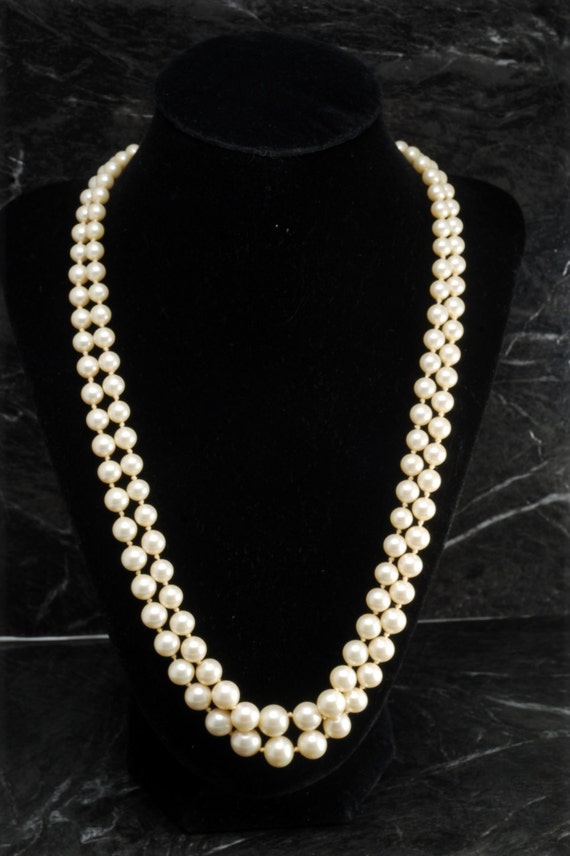 Vintage Ladies Necklace Off White Glass Faux Pearl