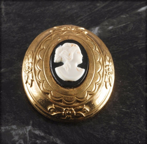 Vintage Cameo Brooch Coro Pin Brass Victorian Mot… - image 2