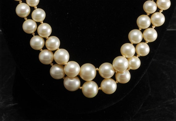 Vintage Ladies Necklace Off White Glass Faux Pear… - image 2