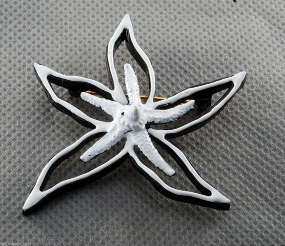Vintage Pin Brooch 60's Designer Signed Capri Whit